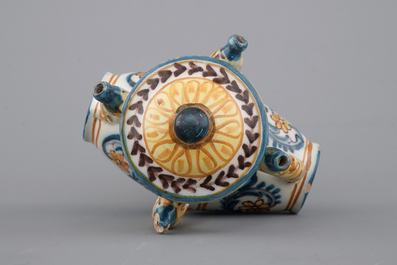 Un ensemble de 3 pichets trompeurs en forme de tonneau, Talavera, Espagne, ca. 1820